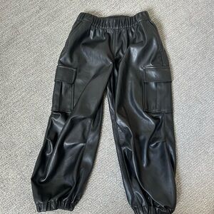 Sz 6/7 Y GAP Kids Black Faux Leather Cargo Joggers
